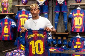 Lamine Yamal During His Renewal Ceremony - Barcelona