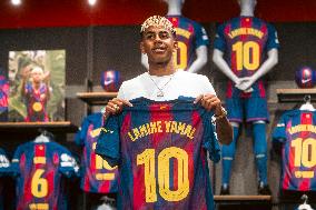 Lamine Yamal During His Renewal Ceremony - Barcelona