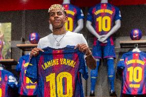 Lamine Yamal During His Renewal Ceremony - Barcelona