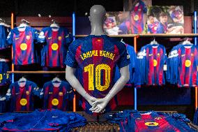 Lamine Yamal During His Renewal Ceremony - Barcelona