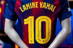 Lamine Yamal During His Renewal Ceremony - Barcelona