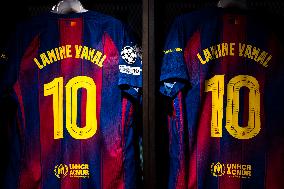 Lamine Yamal During His Renewal Ceremony - Barcelona