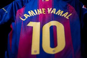 Lamine Yamal During His Renewal Ceremony - Barcelona