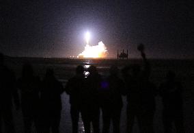 New Glenn Rocket Soars on Inaugural Flight from Cape Canaveral