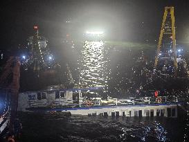 37 Tourists Dead After Ferry Capsizes - Vietnam