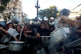 Palestinians Queue For Food Amid Ongoing Hunger Crisis - Gaza