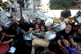 Palestinians Queue For Food Amid Ongoing Hunger Crisis - Gaza