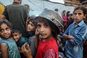 Palestinians Queue For Food Amid Ongoing Hunger Crisis - Gaza
