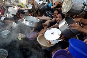 Palestinians Queue For Food Amid Ongoing Hunger Crisis - Gaza