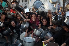 Palestinians Queue For Food Amid Ongoing Hunger Crisis - Gaza