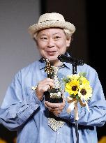 Osamu Suzuki gets best father award