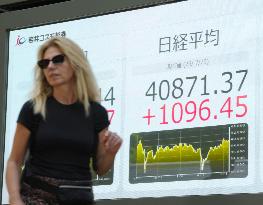Tokyo stocks surge