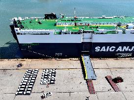 China Lianyungang Port Export Vehicles