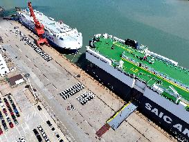 China Lianyungang Port Export Vehicles