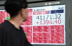 Tokyo stocks end up at 1-year high