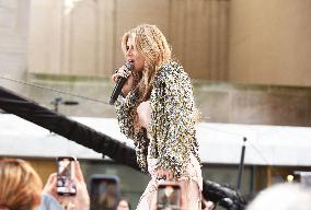 Jessica Simpson Performs At Today Show - NYC