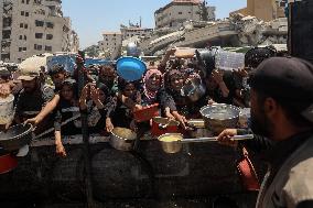 Charity Kitchen Delivers Food in Gaza City