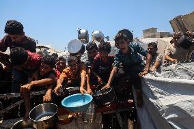 Charity Kitchen Delivers Food in Gaza City