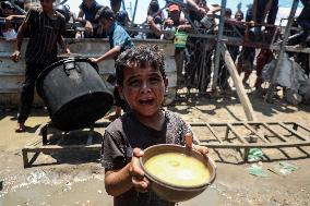 Charity Kitchen Delivers Food in Gaza City