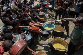 Charity Kitchen Delivers Food in Gaza City