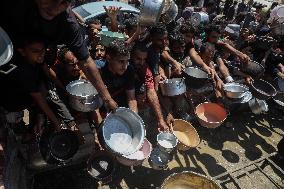 Charity Kitchen Delivers Food in Gaza City