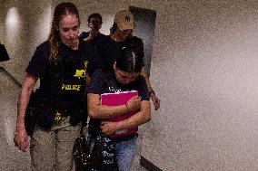 ICE Detains Immigrants in New York Court House - USA