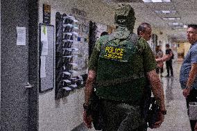 ICE Detains Immigrants in New York Court House - USA