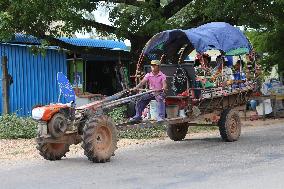 Cambodian villagers living near the border in Oddar