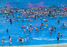 Tourists Enjoy Coolness in Huai 'an