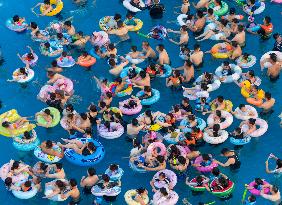 Tourists Enjoy Coolness in Huai 'an