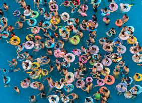 Tourists Enjoy Coolness in Huai 'an