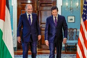 U.S. Secretary of State Marco Rubio (R) meets with Jordanian Foreign Minister Ayman Safadi - Washington