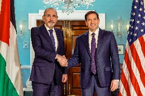 U.S. Secretary of State Marco Rubio (R) meets with Jordanian Foreign Minister Ayman Safadi - Washington