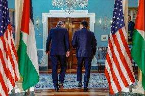 U.S. Secretary of State Marco Rubio (R) meets with Jordanian Foreign Minister Ayman Safadi - Washington