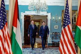 U.S. Secretary of State Marco Rubio (R) meets with Jordanian Foreign Minister Ayman Safadi - Washington