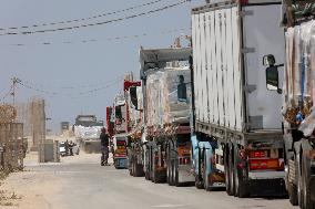Aid Trucks Wait at Gaza Border as Israel Announces Daily Humanitarian Pause