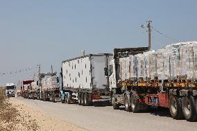 Aid Trucks Wait at Gaza Border as Israel Announces Daily Humanitarian Pause