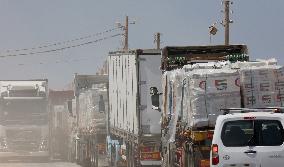 Aid Trucks Wait at Gaza Border as Israel Announces Daily Humanitarian Pause