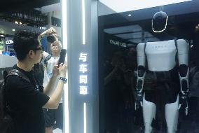 2025 WAIC Tesla Robot Optimus