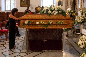 Rare Appearance Of Lebanese Singer Fayrouz At Her Son’s Funeral - Bikfaya