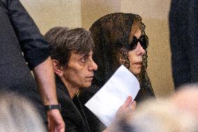 Rare Appearance Of Lebanese Singer Fayrouz At Her Son’s Funeral - Bikfaya