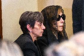 Rare Appearance Of Lebanese Singer Fayrouz At Her Son’s Funeral - Bikfaya