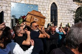 Rare Appearance Of Lebanese Singer Fayrouz At Her Son’s Funeral - Bikfaya