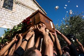 Rare Appearance Of Lebanese Singer Fayrouz At Her Son’s Funeral - Bikfaya