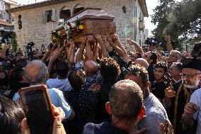 Rare Appearance Of Lebanese Singer Fayrouz At Her Son’s Funeral - Bikfaya