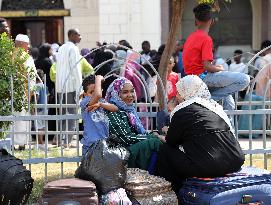 Hundreds of Sudanese Depart Cairo on Train Journey Back Home - Egypt
