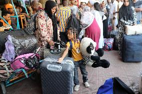 Hundreds of Sudanese Depart Cairo on Train Journey Back Home - Egypt