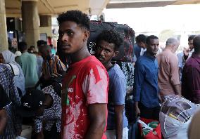Hundreds of Sudanese Depart Cairo on Train Journey Back Home - Egypt