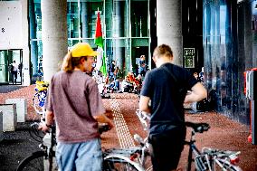 A Vigil In Front Of Foreign Ministry Against Starving Gaza - The Hague