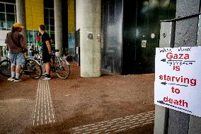 A Vigil In Front Of Foreign Ministry Against Starving Gaza - The Hague